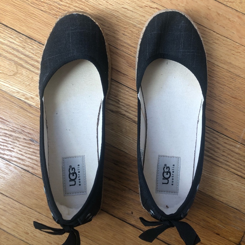 UGG flats - like new!